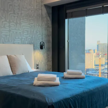Urban Global Skyline - 22nd Floor No 17 - Air Condition - Free Garage - Luxury Apartment *